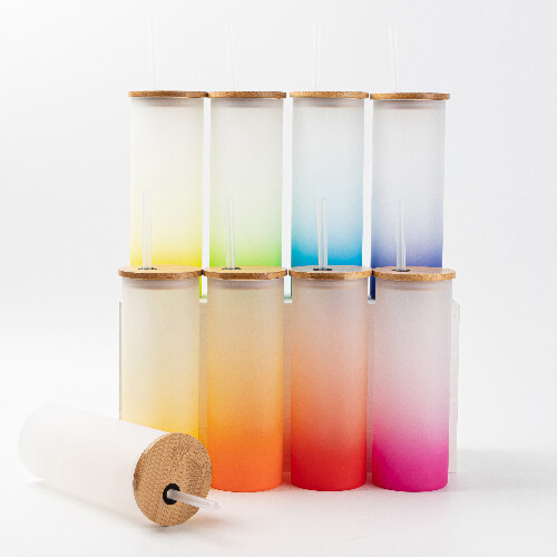 Becher, 500 ml, satiniert, mit Deckel aus Bambus und Trinkhalm, Hellblau, für den Sublimationsdruck.