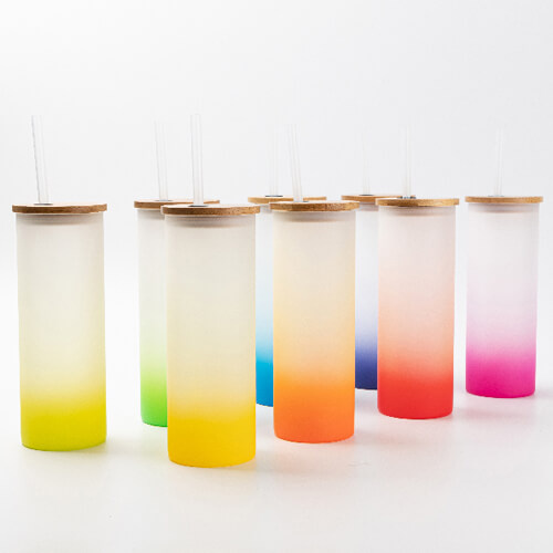 Becher, 500 ml, satiniert, mit Deckel aus Bambus und Trinkhalm, Hellblau, für den Sublimationsdruck.