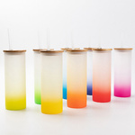 Becher, 500 ml, satiniert, mit Deckel aus Bambus und Trinkhalm, Hellblau, für den Sublimationsdruck.