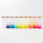 Becher, 500 ml, satiniert, mit Deckel aus Bambus und Trinkhalm, Hellblau, für den Sublimationsdruck.